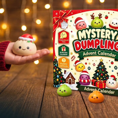 Hand hält eine Dumpling-Figur neben dem Adventskalender