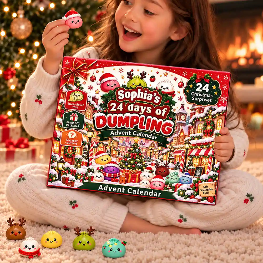 Mädchen freut sich über eine Dumpling-Figur aus dem Adventskalender