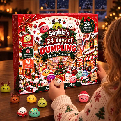 Kind öffnet den Dumpling-Adventskalender am Tisch