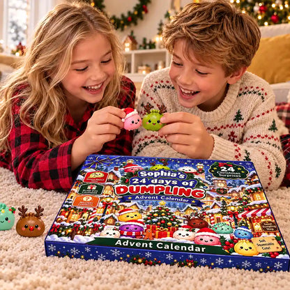 Zwei Kinder spielen mit Dumpling-Figuren