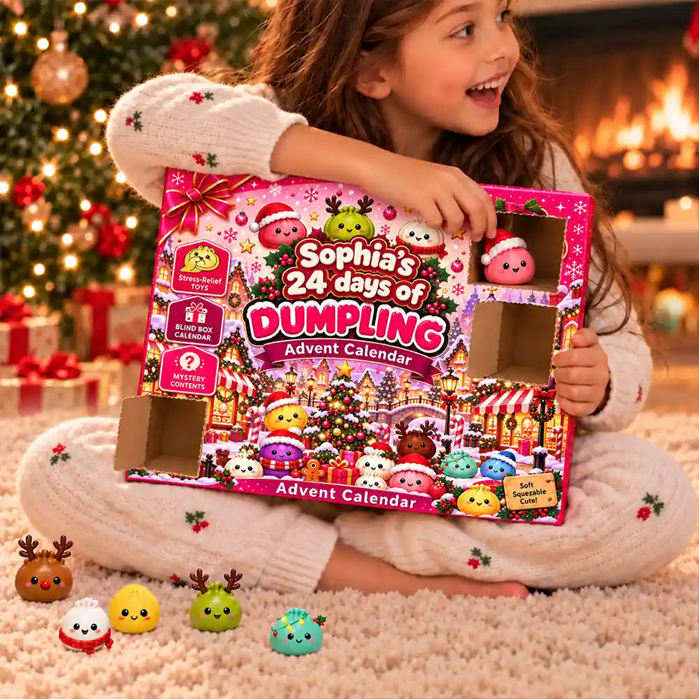 Mädchen öffnet ein Türchen am Dumpling-Adventskalender
