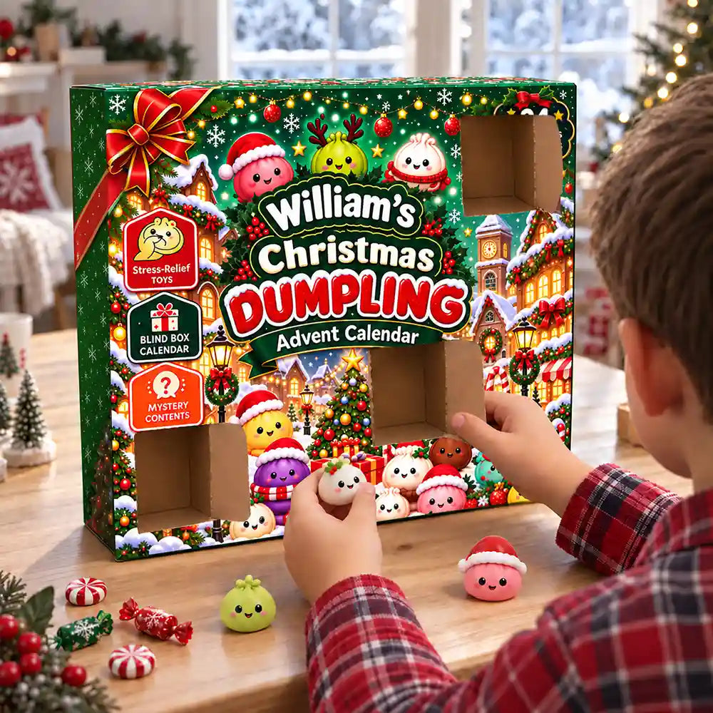 Junge nimmt eine Dumpling-Figur aus dem Adventskalender