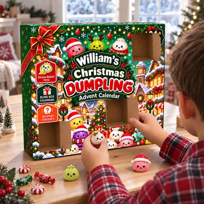 Junge nimmt eine Dumpling-Figur aus dem Adventskalender
