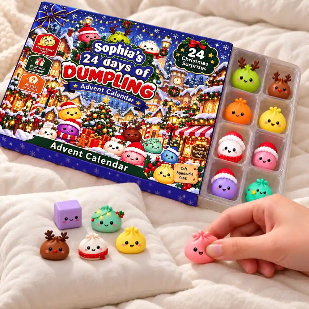 Geöffneter Dumpling-Adventskalender mit Figuren auf einem Kissen